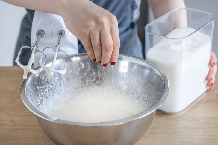 Milch und Zucker dazugeben