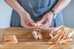Kopf von Scampi abdrehen