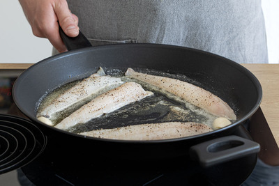 Schollenfilets in der Pfanne