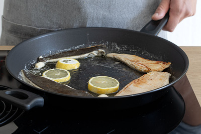 Schollenfilets in der Pfanne