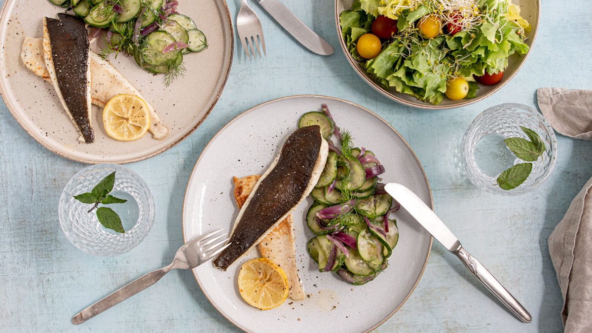 Gebratene Schollenfilets mit schnellem Gurkensalat | Rezept - eat.de