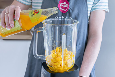 Mangostücken mit Mangosaft pürieren