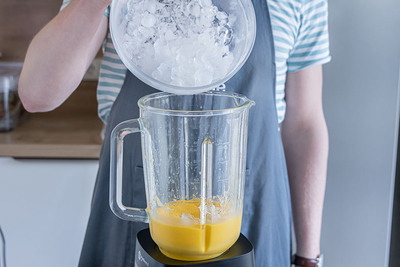 Eis zur Masse geben und mixen