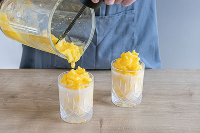 Slush-Eis in gekühlte Gläser geben