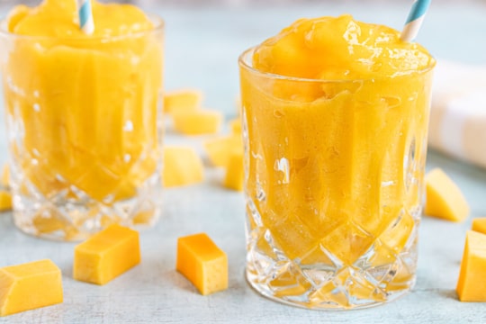 Slush-Eis mit gefrorener Mango