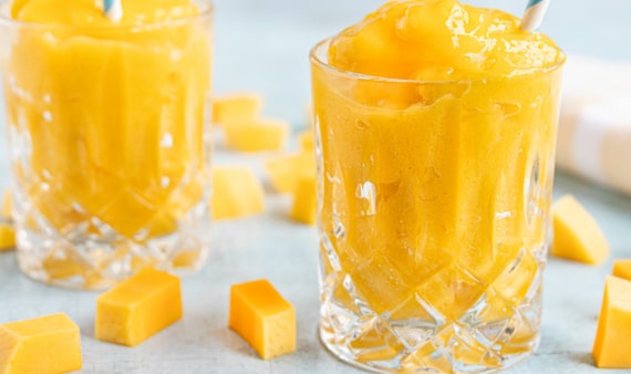 Slush-Eis mit gefrorener Mango