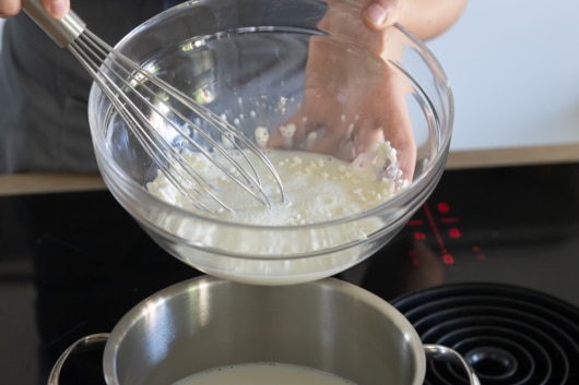 Milch mit Speisestärke verrühren
