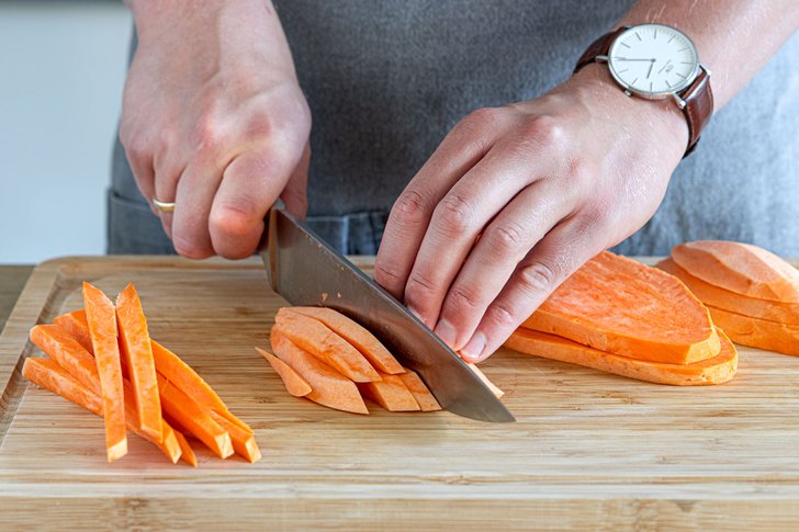 Süßkartoffel in Pommes schneiden