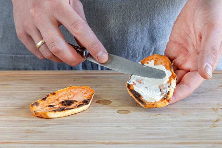 Süßkartoffeltoast mit Frischkäse bestreichen