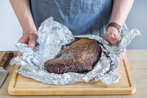 Fleisch in Alufolie geben