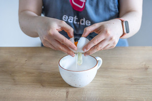 Ei in die Tasse geben
