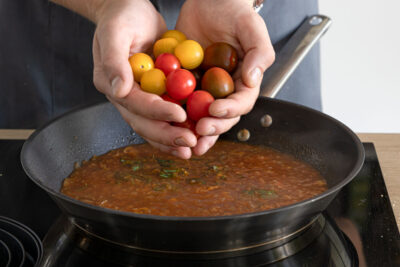 Tomaten in die Pfanne geben