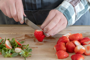 Erdbeeren halbieren