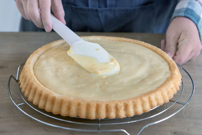 Pudding auf den veganen Obstboden verteilen