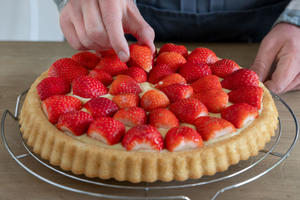 Erdbeeren auf dem Pudding verteilen