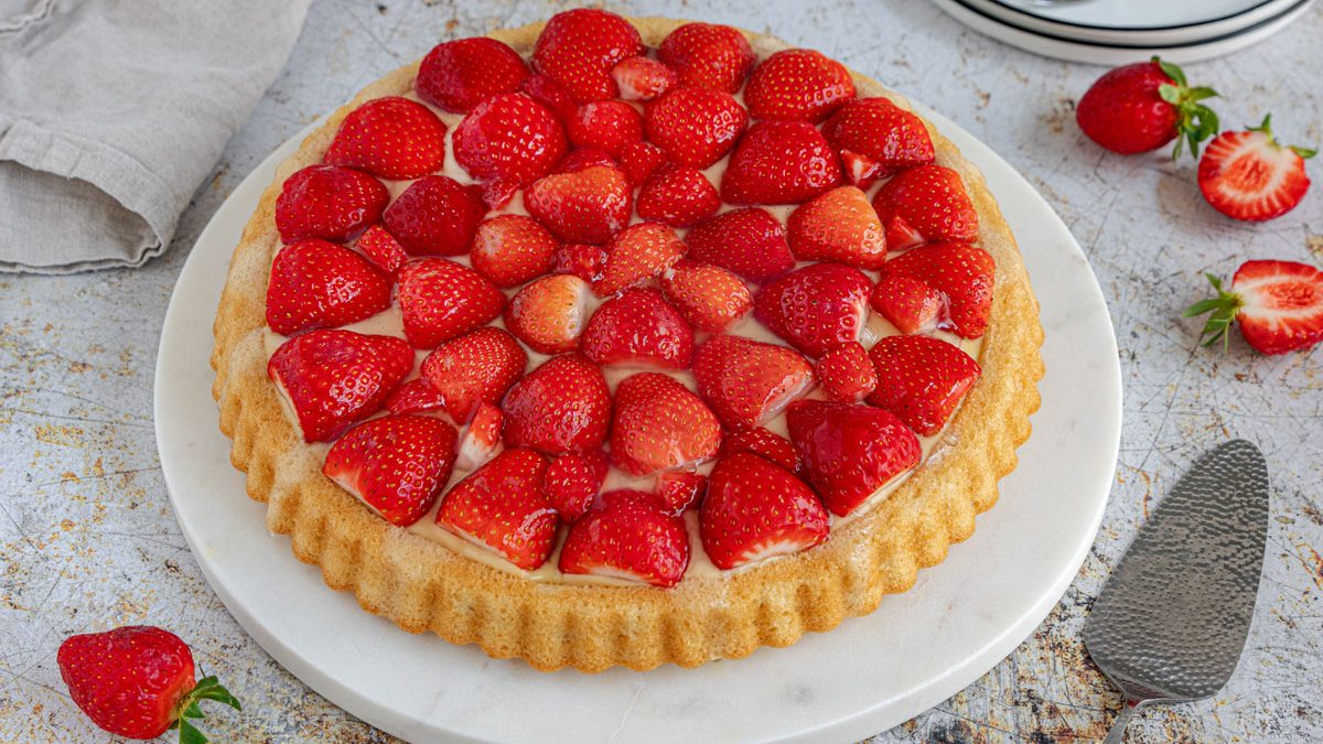 Einfache vegane Erdbeertorte mit Pudding | Rezept - eat.de