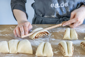 Vegane Franzbrötchen in der Mitte eindrücken