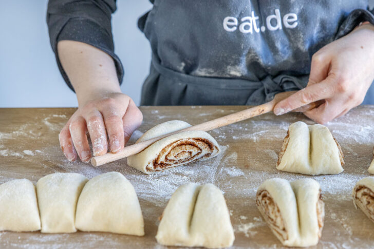 Vegane Franzbrötchen in der Mitte eindrücken