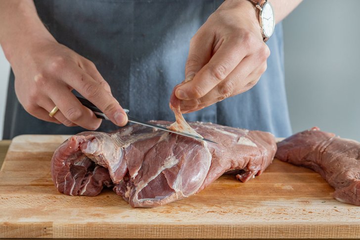 Sehnen von Wildschweinkeule entfernen