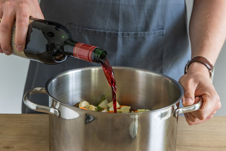 Rotwein dazugießen