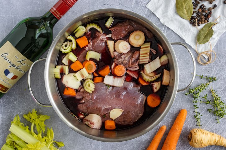 Wildschweinkeule in Rotwein einlegen