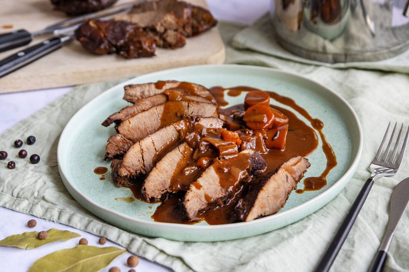 in Rotwein eingelegte Wildschweinkeule