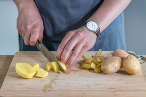Kartoffeln schälen und schneiden