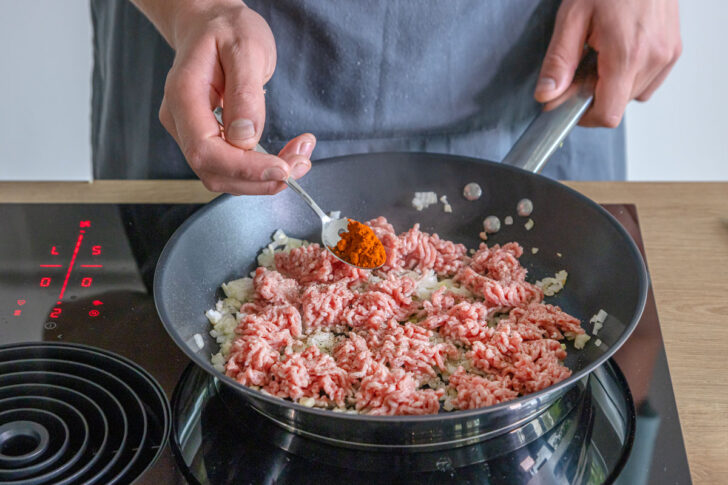 Hackfleisch mit Paprikapulver würzen