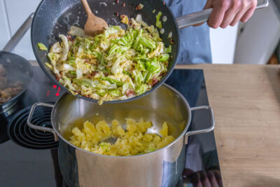 Wirsing zu den Kartoffeln geben