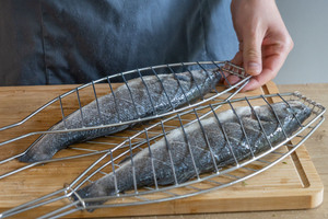 Wolfsbarsch in Grillzange geben