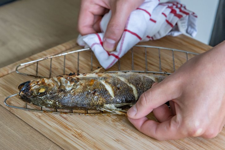 Rückenflosse vom Fisch lösen