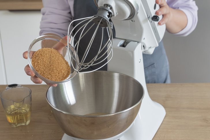 Zucker zum Bananenpüree geben