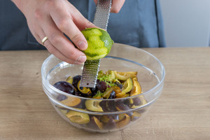 Limettenschale abreiben