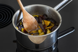 Zwetschgen im Topf kochen