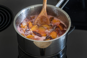 Zwetschgen im Topf kochen