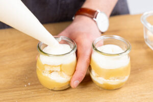 Apfeltiramisu im Glas schichten