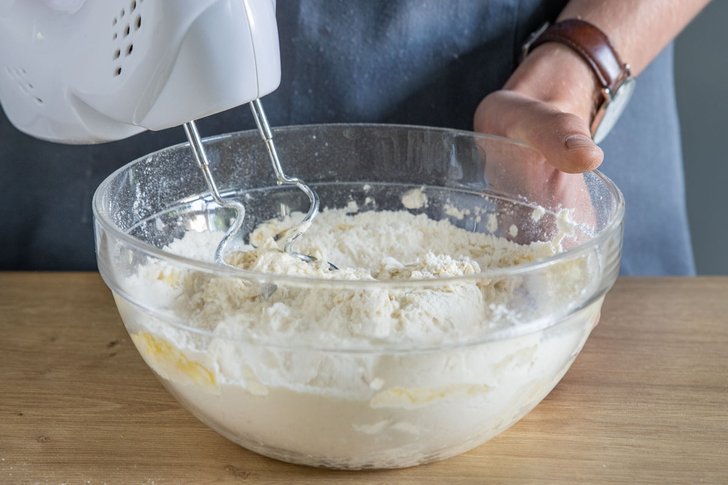 Teig mit der Küchenmaschine kneten