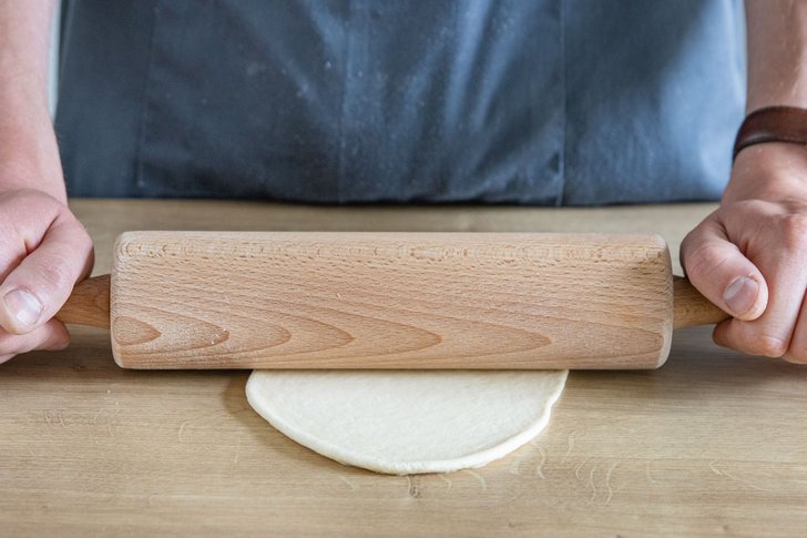 Fladenbrot ausrollen