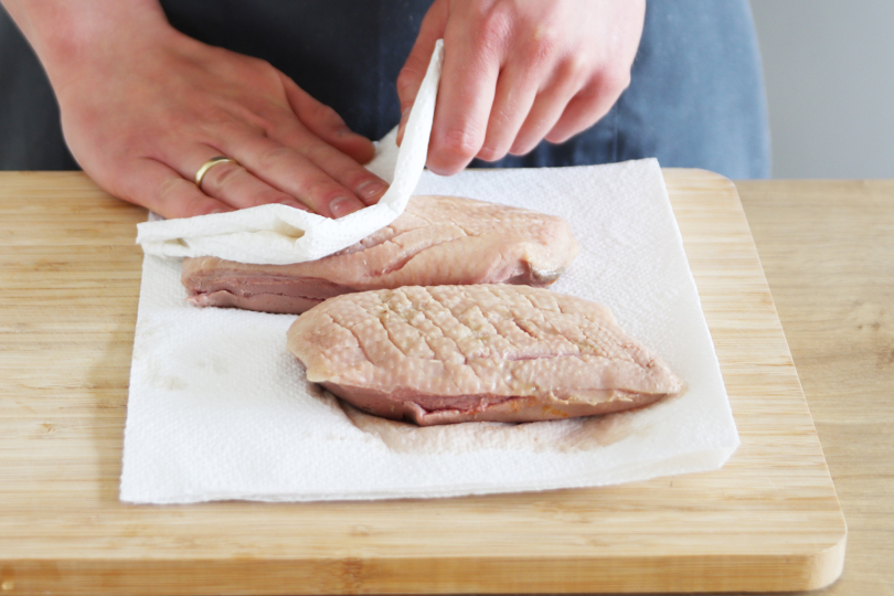 Entenbrust nach dem Sous-vide-Garen trocken tupfen