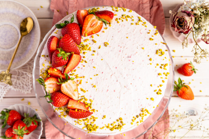 Erdbeercreme Torte mit Quark und Pistazien