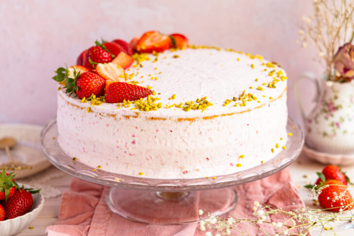 Erdbeercreme Torte mit Quark und Pistazien
