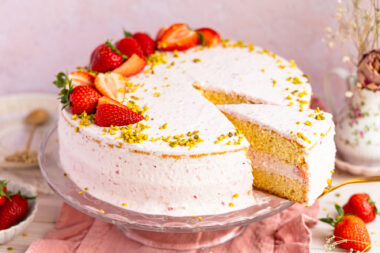 Erdbeercreme Torte mit Quark und Pistazien im Anschnitt