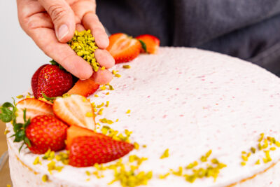 Frische Erdbeercreme-Torte mit Quark und Pistazien