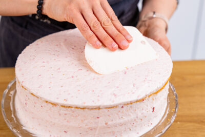 Erdbeercreme Torte einstreichen