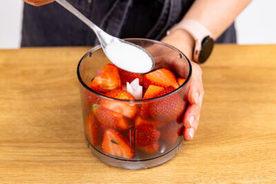Erdbeeren mit Zucker pürieren