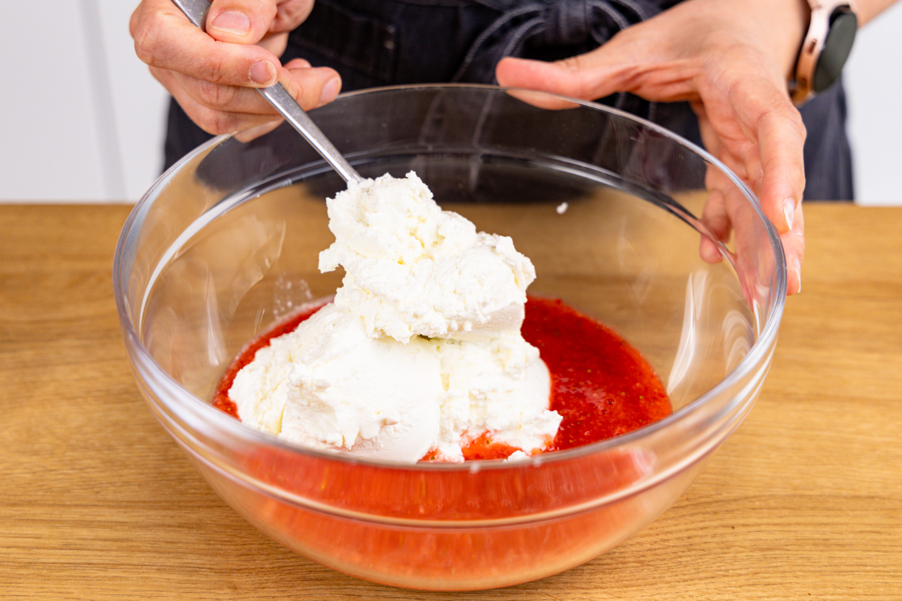 Frische Erdbeercreme-Torte mit Quark und Pistazien Frische Erdbeercreme-Torte mit Quark und Pistazien