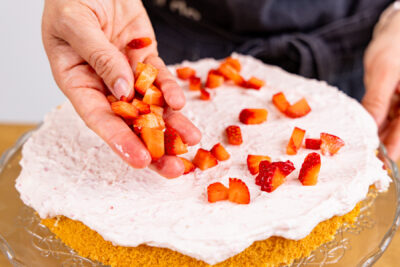 Erdbeeren auf Tortencreme verteilen