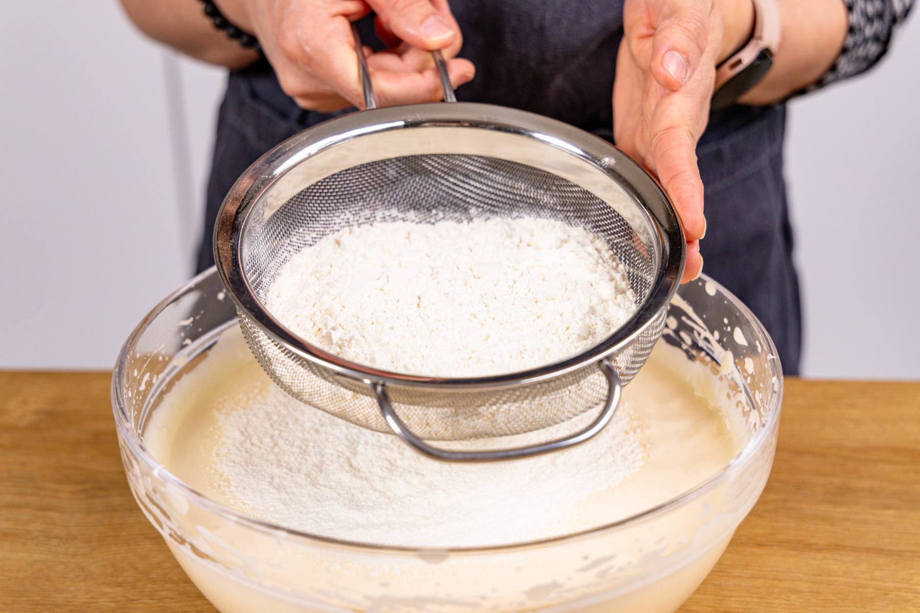 Frische Erdbeercreme-Torte mit Quark und Pistazien