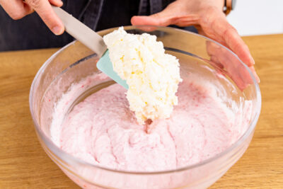 Erdbeerquark mit Sahnecreme vermengen