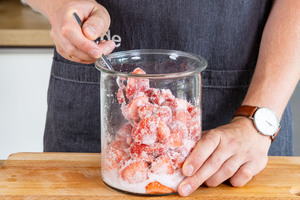 Erdbeeren mit Zucker mischen